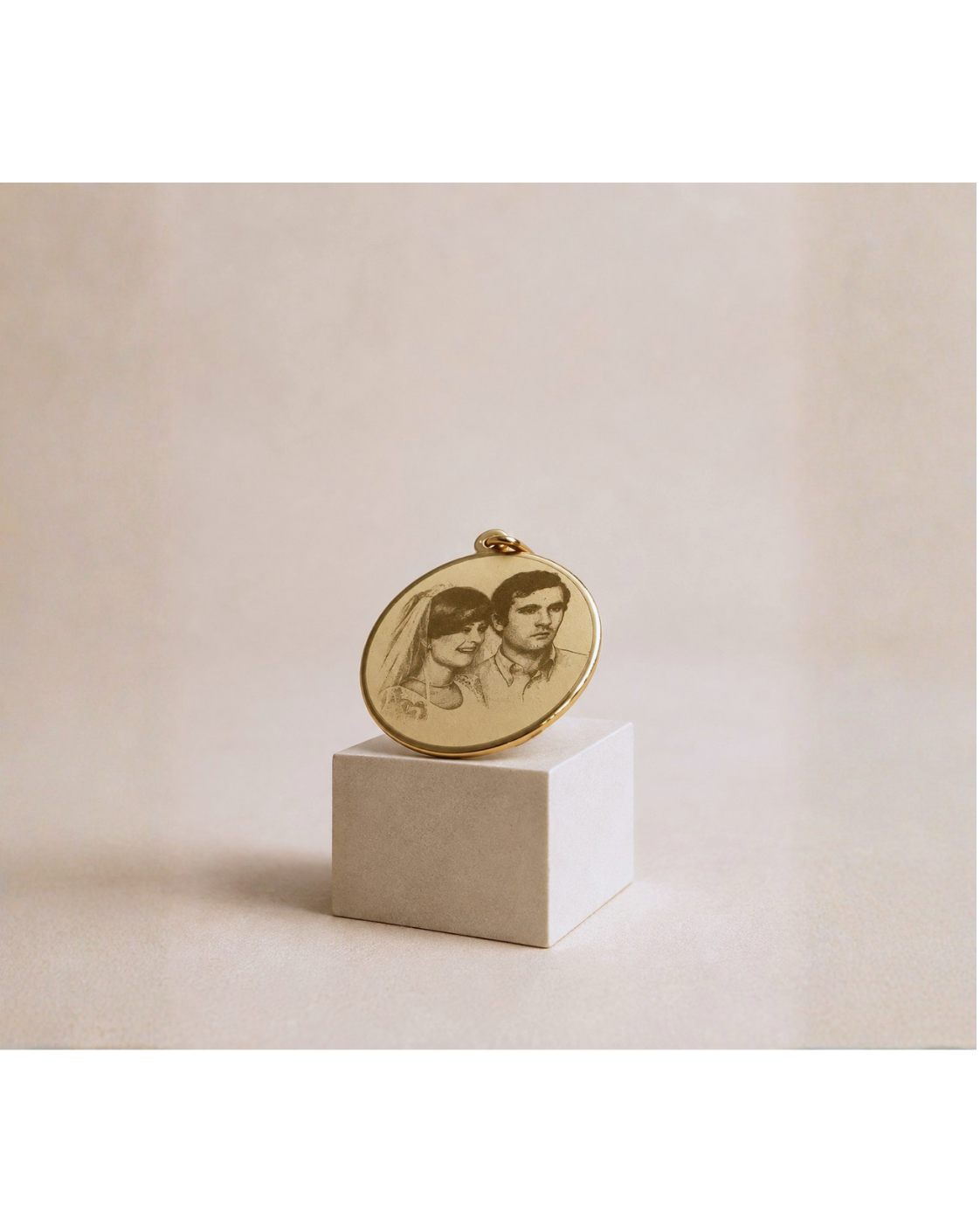Medalla de oro grabada con el retrato de una pareja